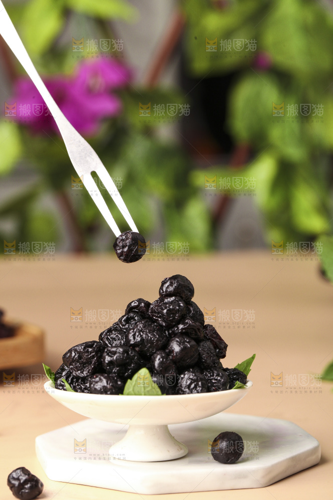 叉子上的蓝莓果干
