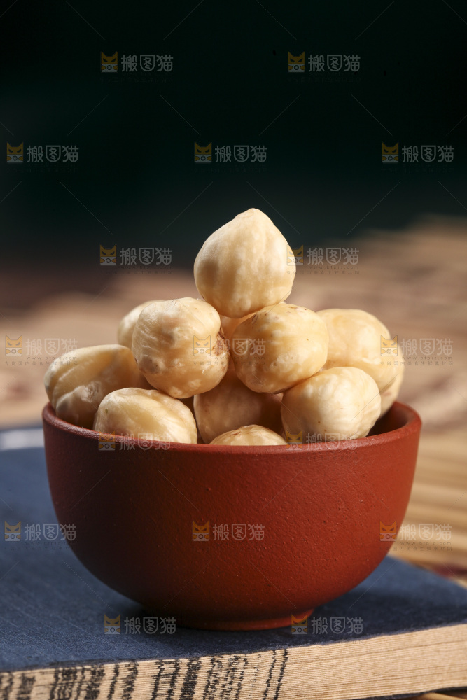 书上放着一碟榛子