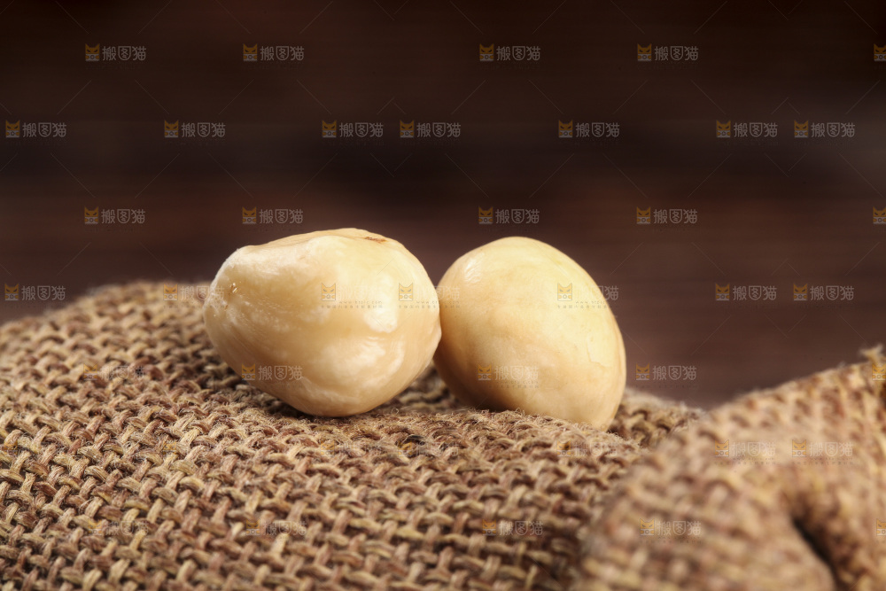麻袋上的熟榛子仁