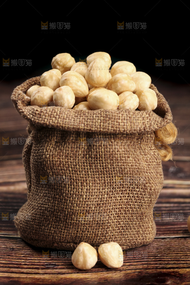 木底上的一袋榛子仁