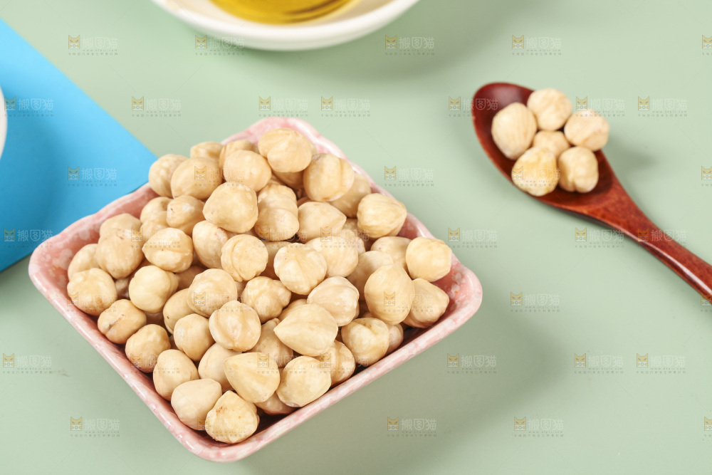 浅底上的一碟榛子仁