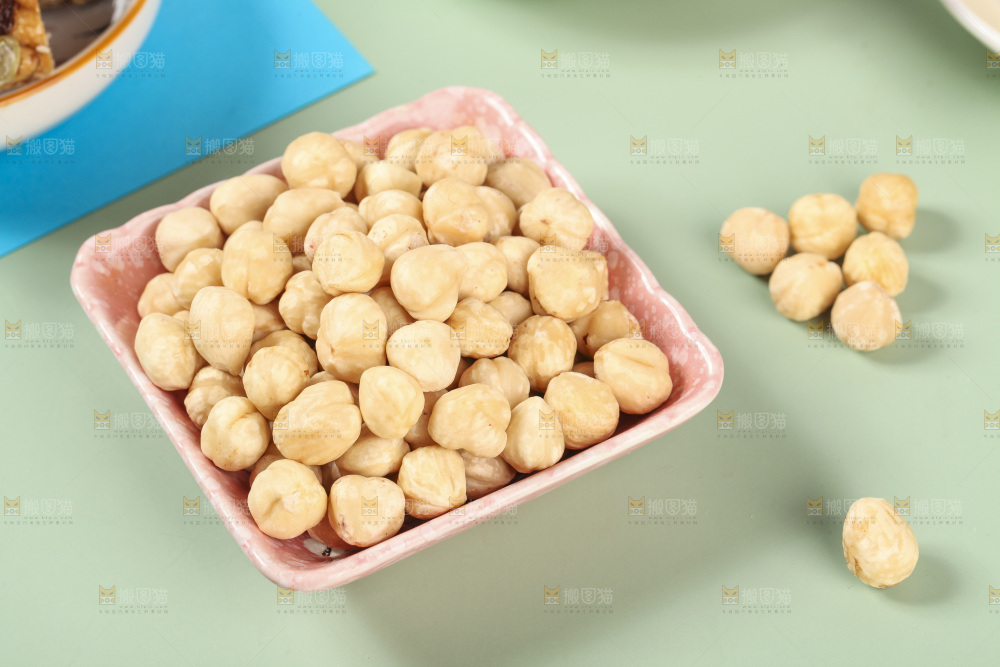 浅底上的一碟榛子