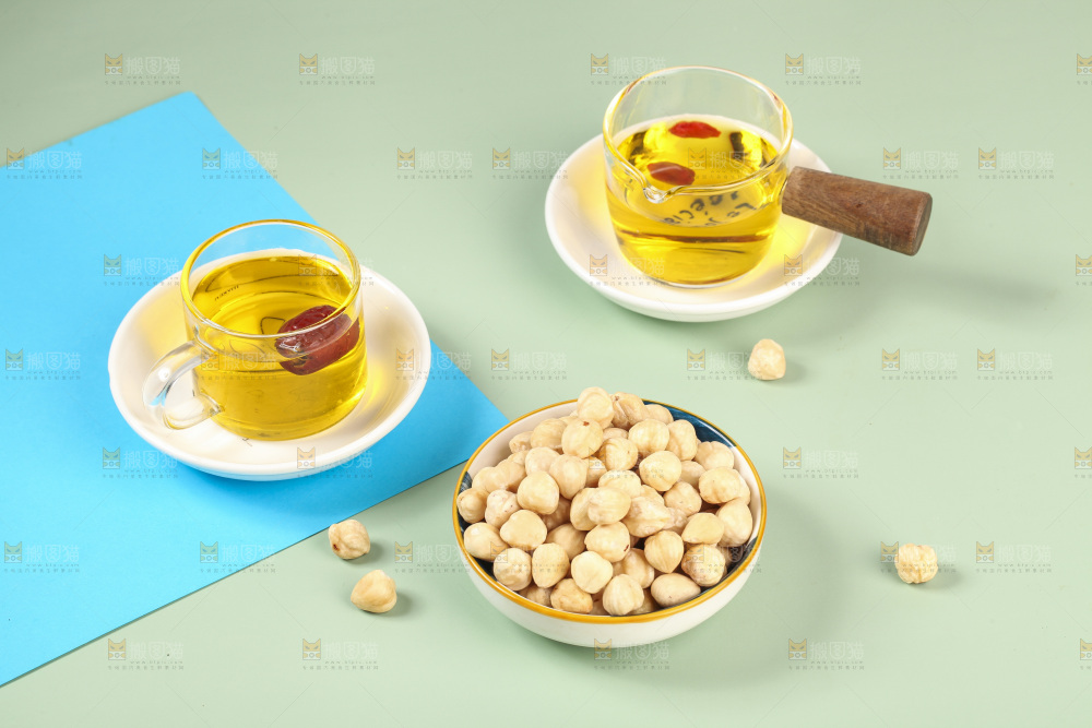 浅底上的一碟榛子仁