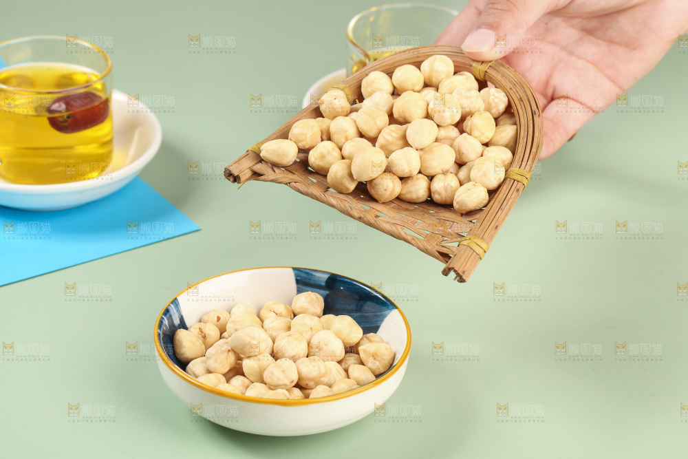 手拿着一小筐榛子