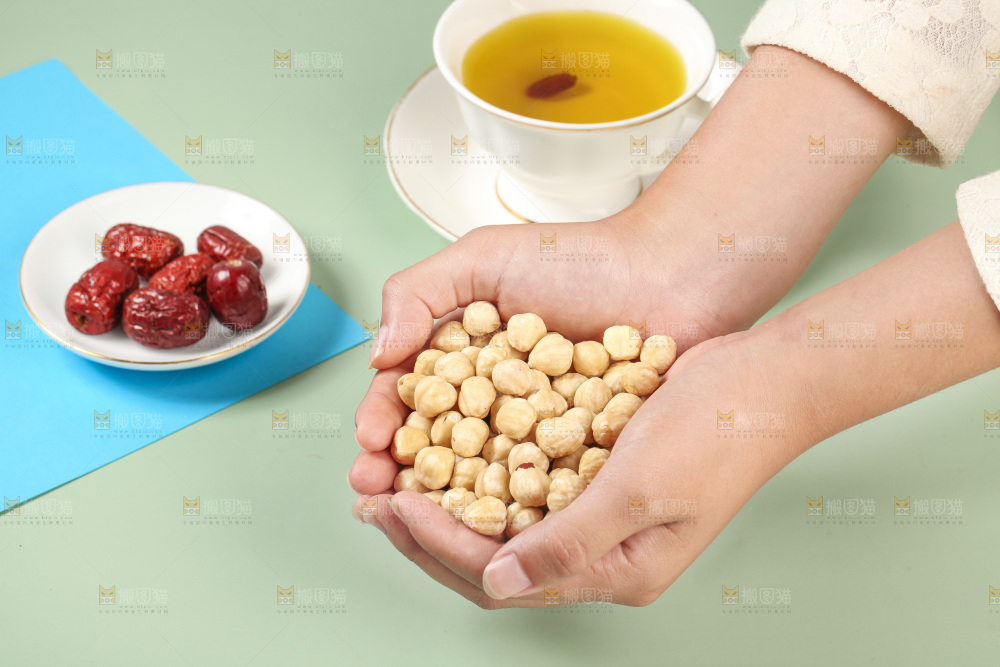 手捧着东北榛子仁