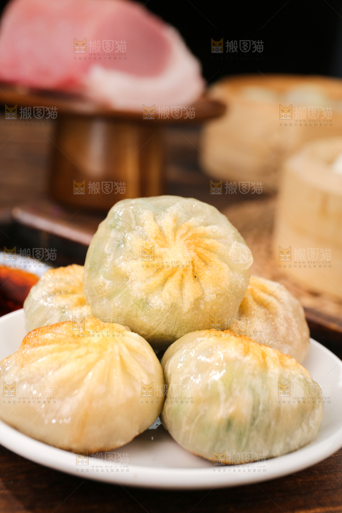 木底上放着一盘生煎包