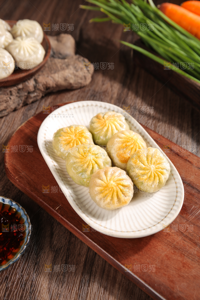 盘子里的生煎包