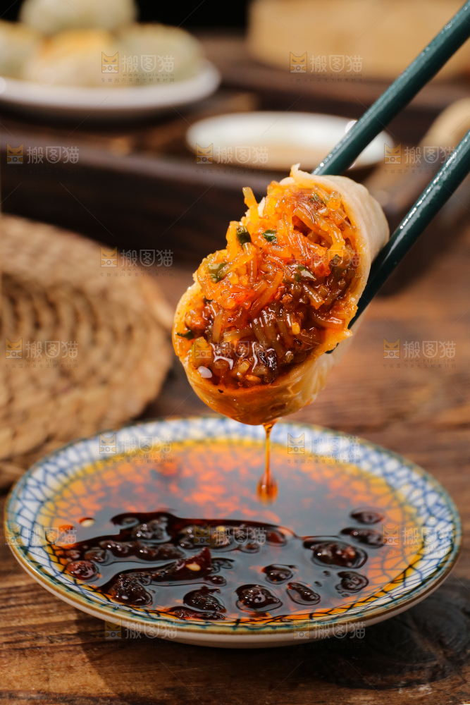 筷子上夹着粉丝包