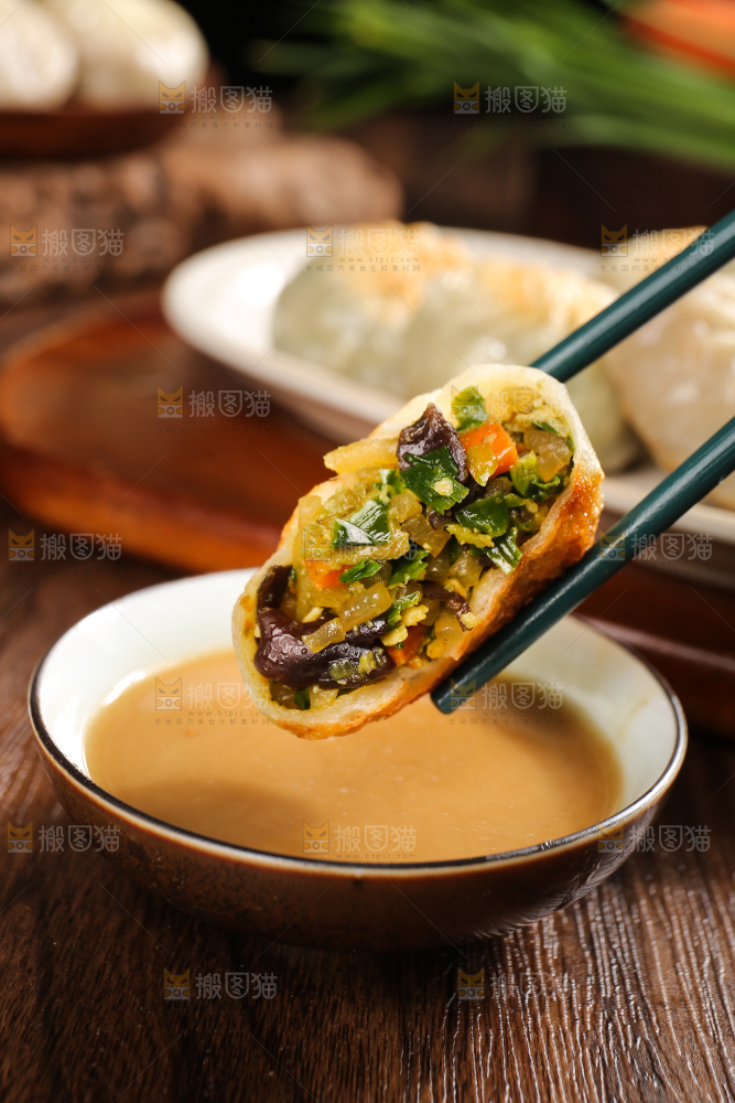 筷子上夹着素三鲜包