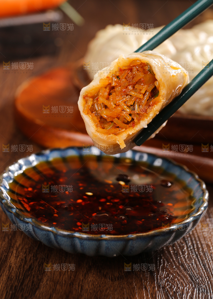 筷子上夹着粉丝包