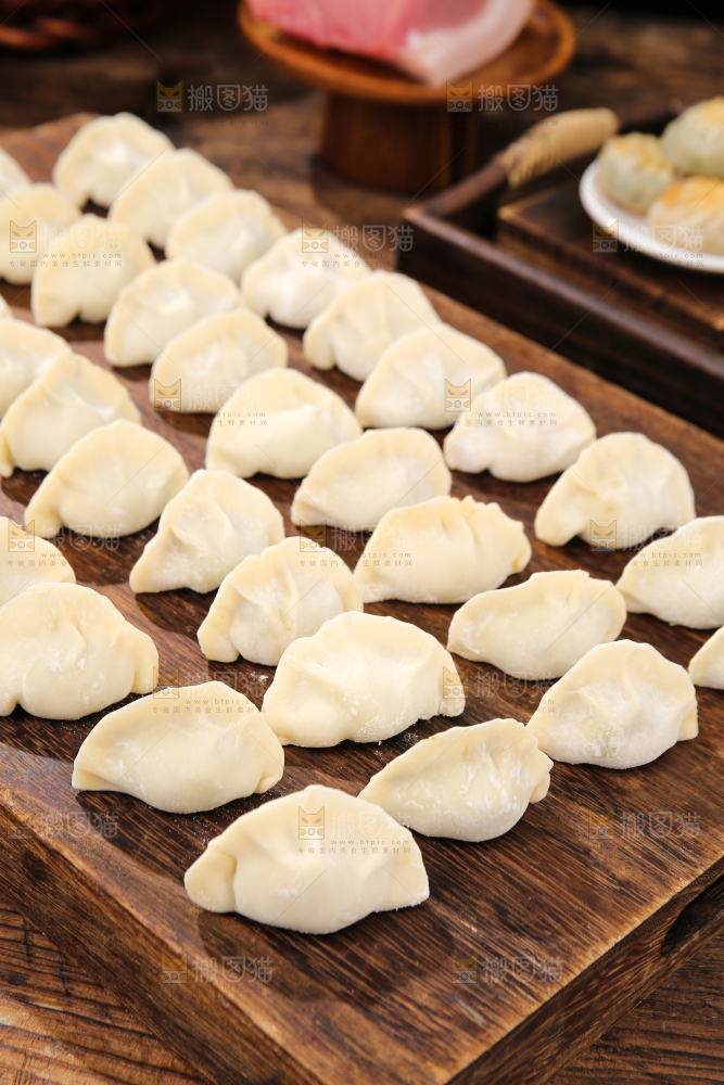 木板上摆放着手工饺子