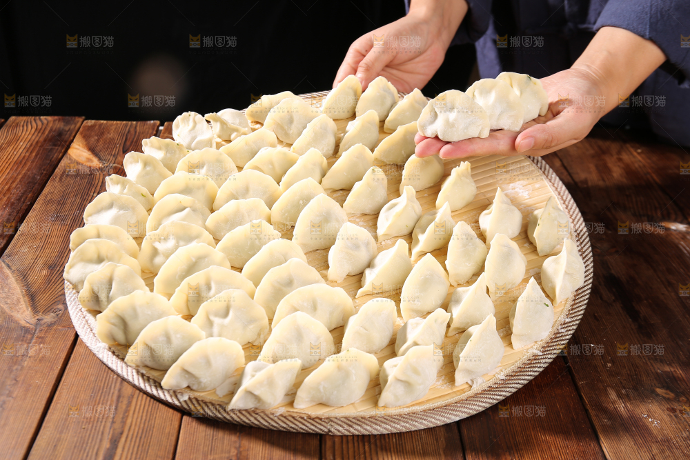 手上放着手工饺子