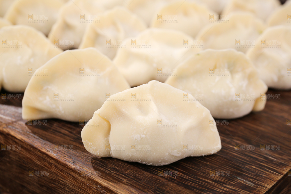 木板上摆放着手工饺子