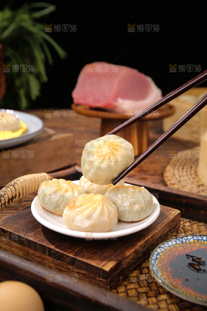 筷子上夹着小煎包