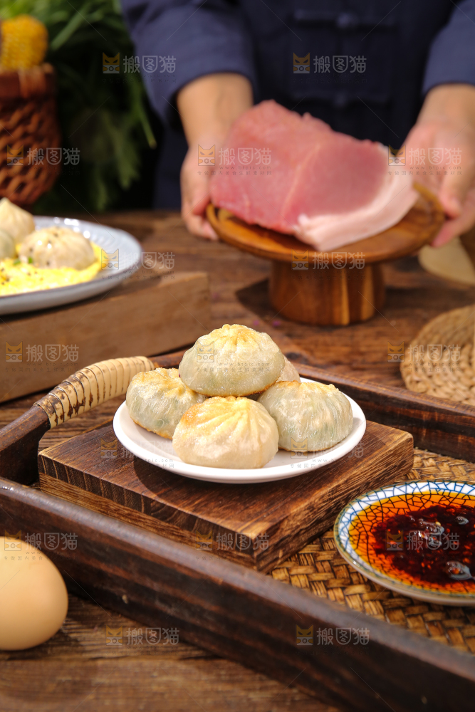 筷子上夹着小煎包