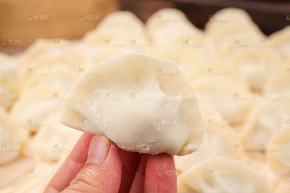 手上拿着手工饺子