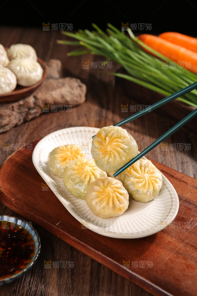 筷子上夹着煎包