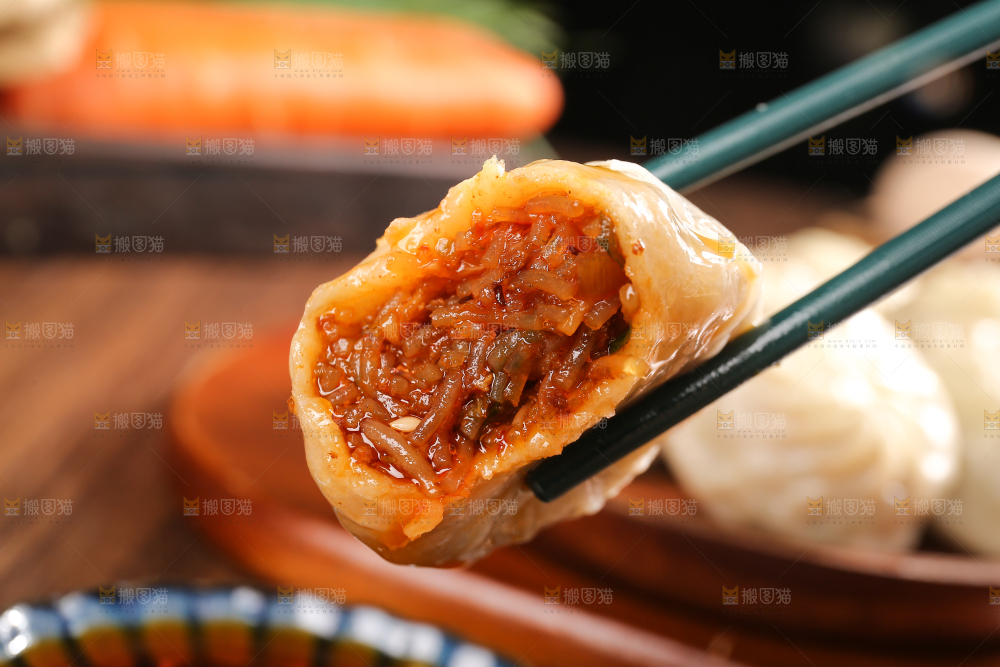 筷子上夹着粉丝包