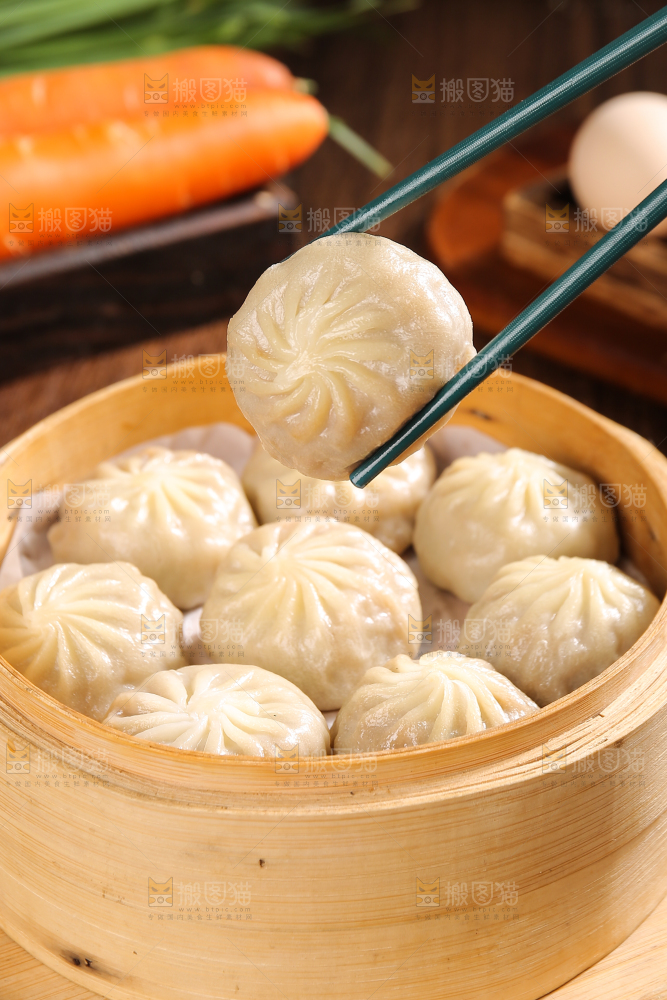 筷子上夹着小包子