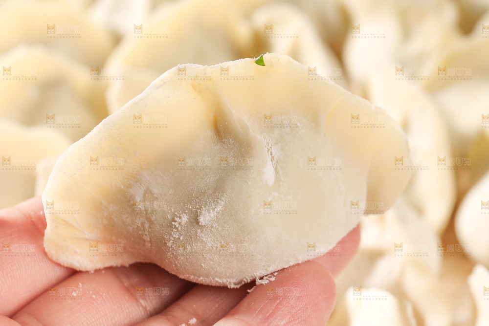 手上拿着手工饺子