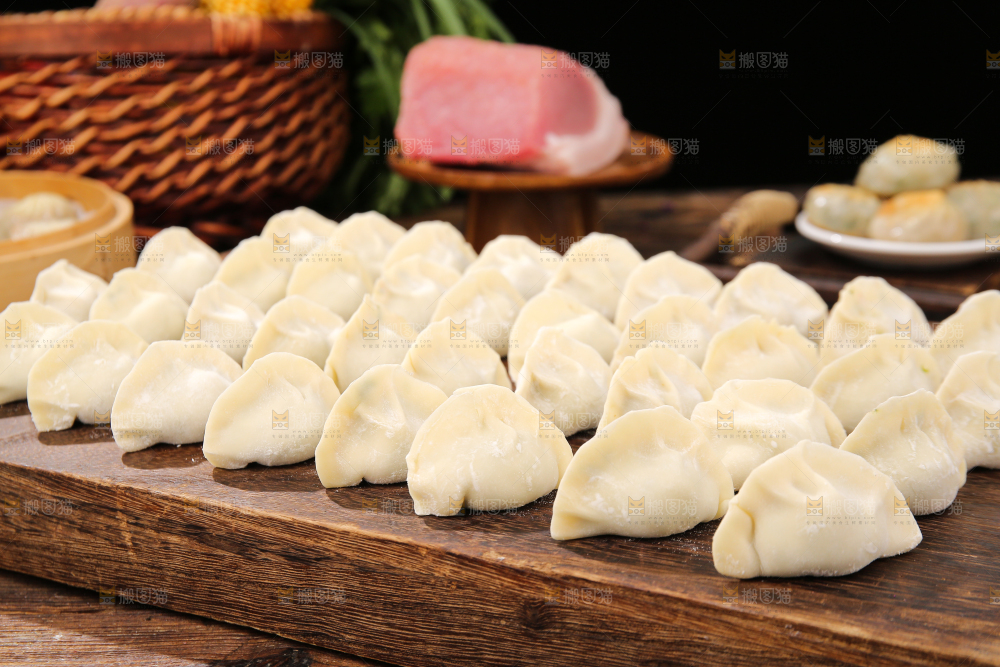 木板上摆放着手工饺子