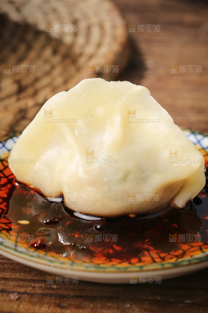 蘸料碟里的蒸饺