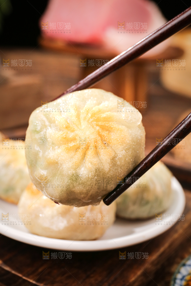 筷子上夹着小煎包