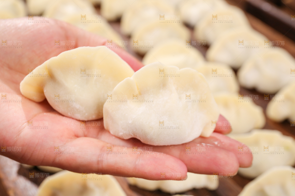 手上放着手工饺子