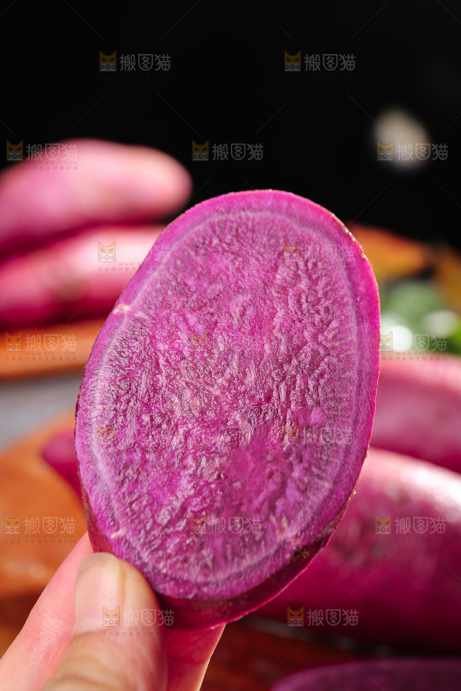 手上拿着大紫薯片