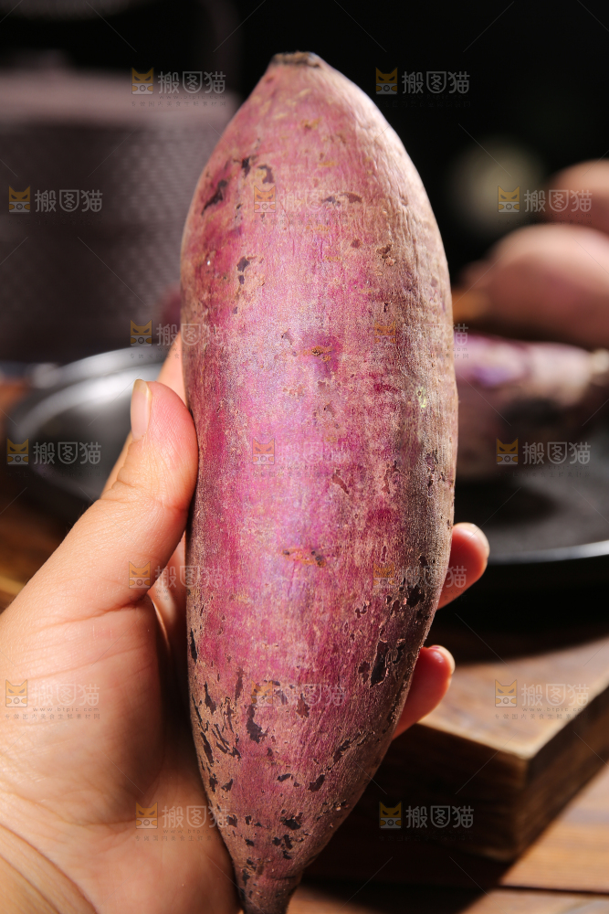 手上拿着板栗紫薯
