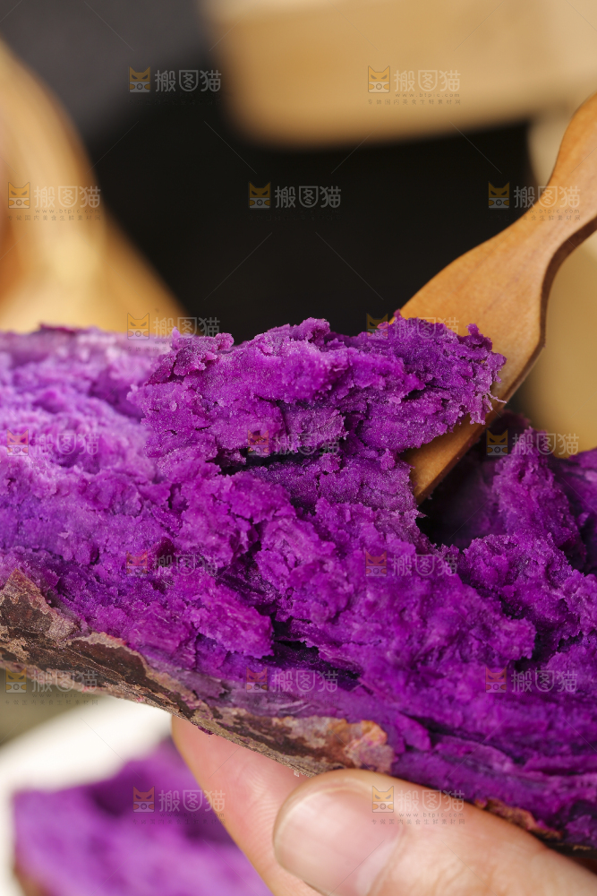 手上拿着紫薯泥