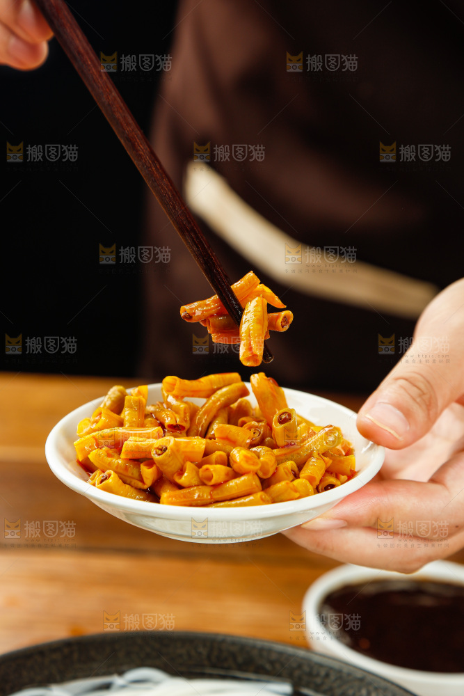 筷子夹着碟子里的酸豆角