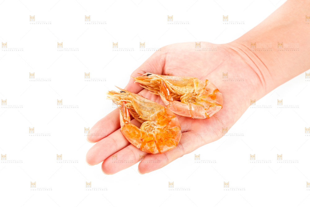 手上放着现烤虾干