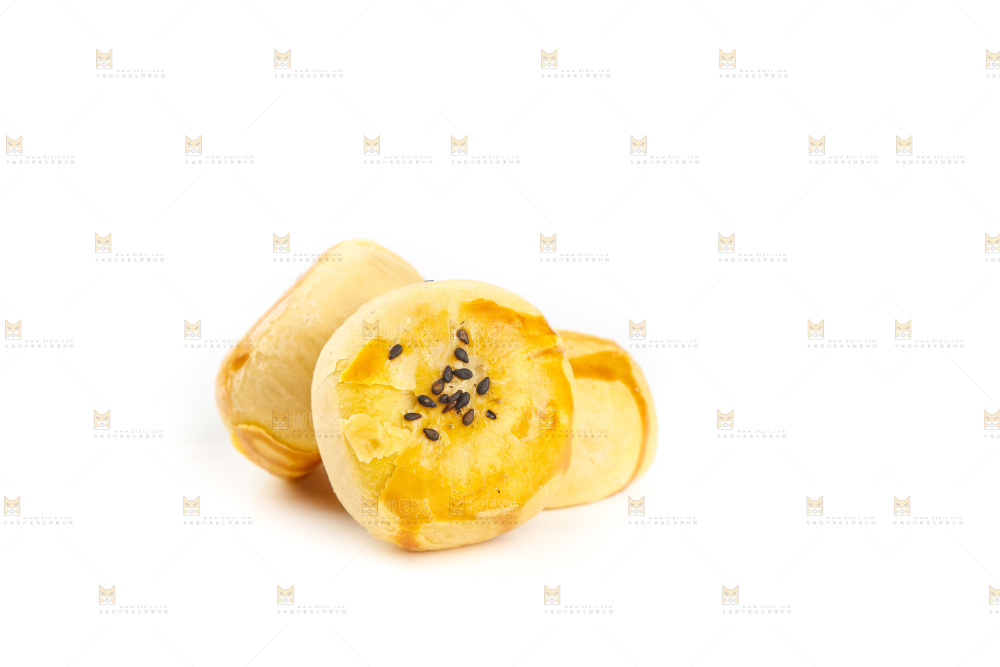白底上放着蛋黄酥