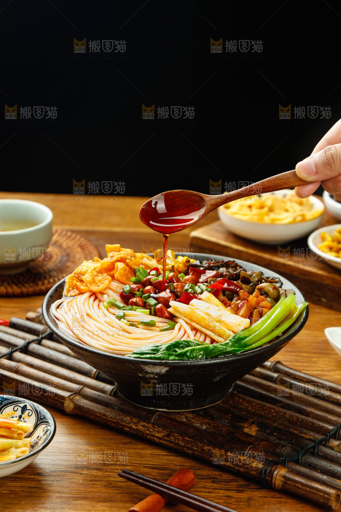 碗里的广西螺蛳粉