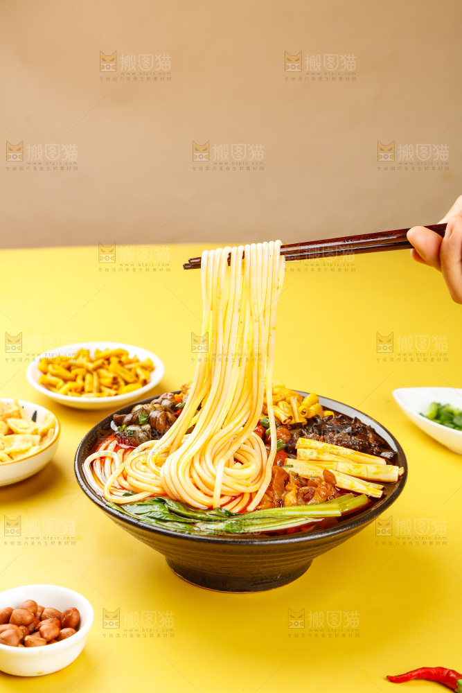筷子上夹着螺蛳粉