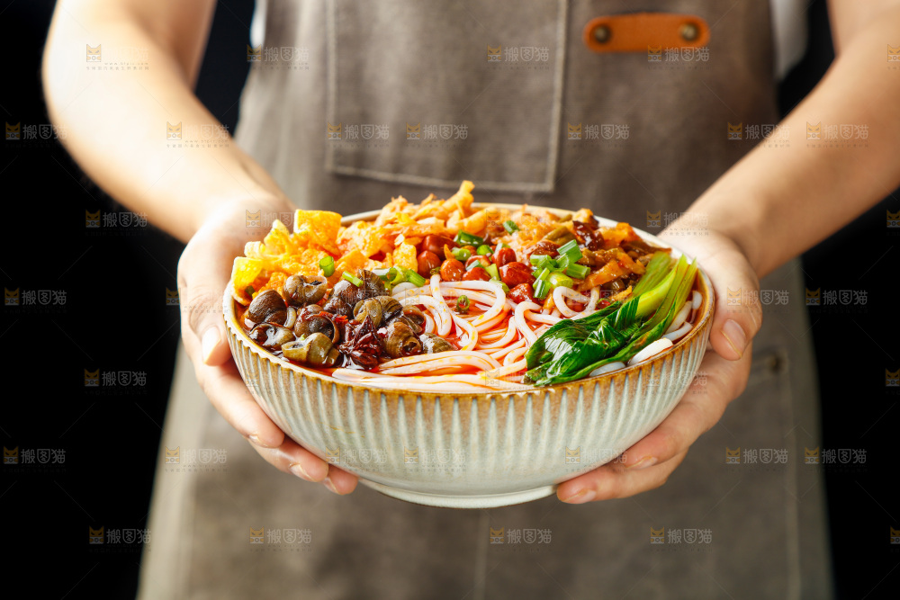 手端着一碗广西螺蛳粉