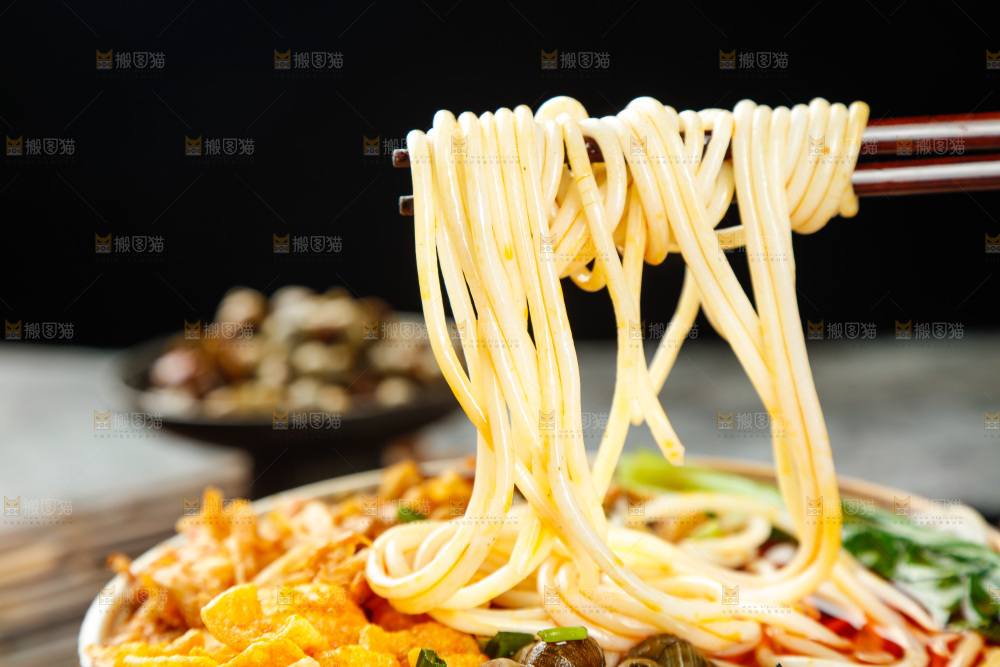 筷子上夹着广西螺蛳粉
