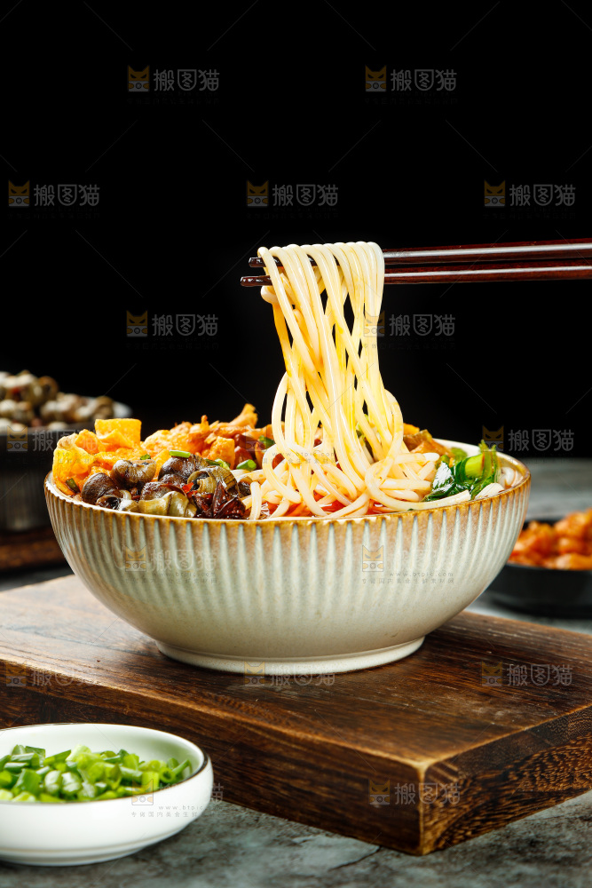 筷子上夹着螺蛳粉