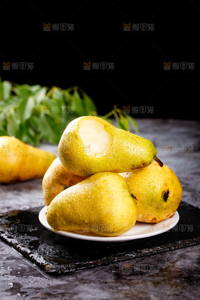 黑石板上的一盘太婆梨
