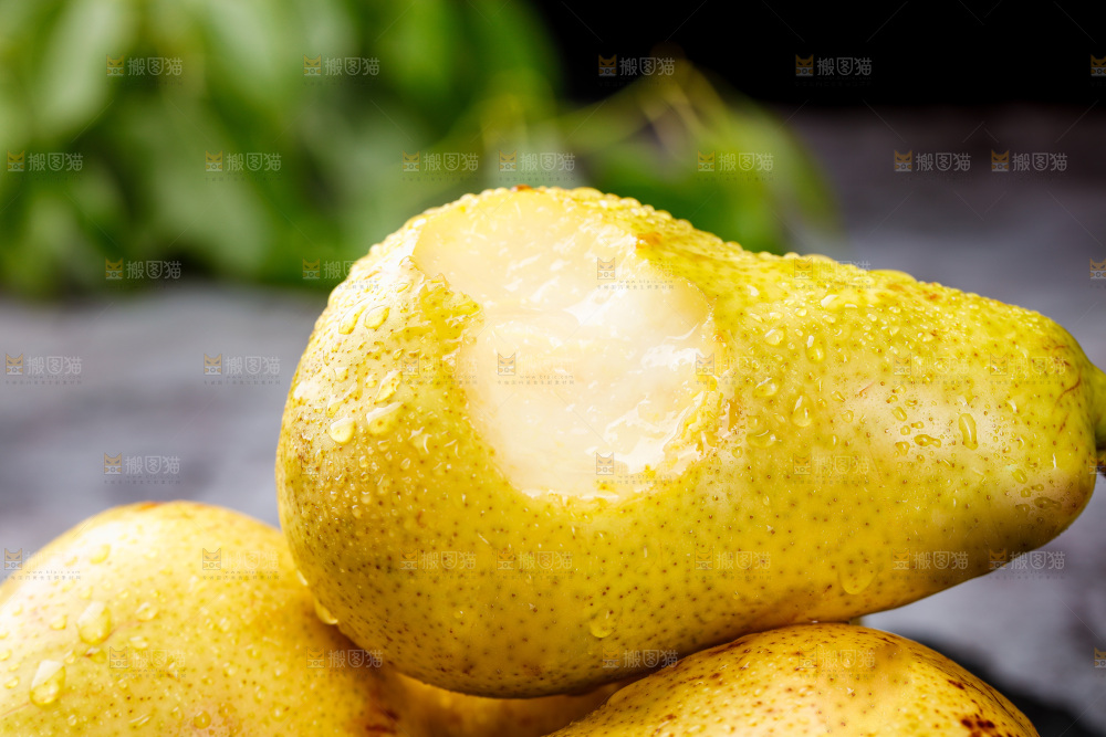 堆放着的新鲜太婆梨