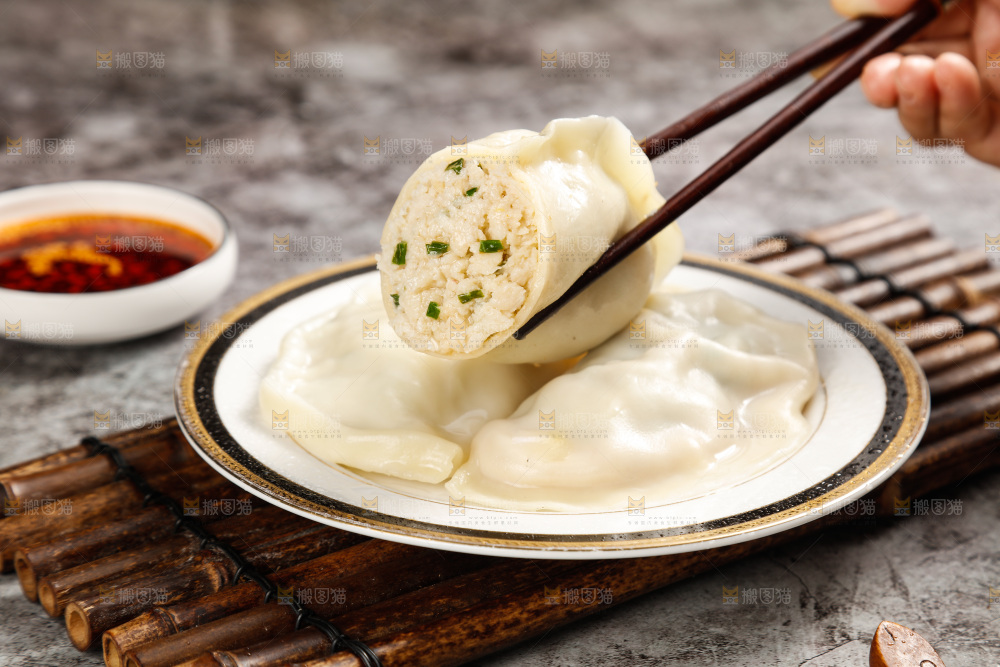 筷子上夹着鲅鱼大饺子