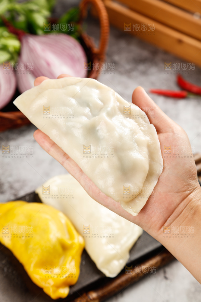 手上放着鲅鱼馅饺子