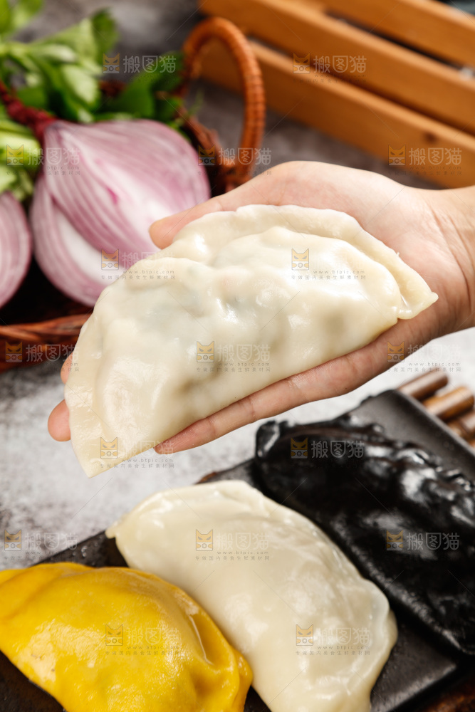 手上放着鲅鱼馅饺子