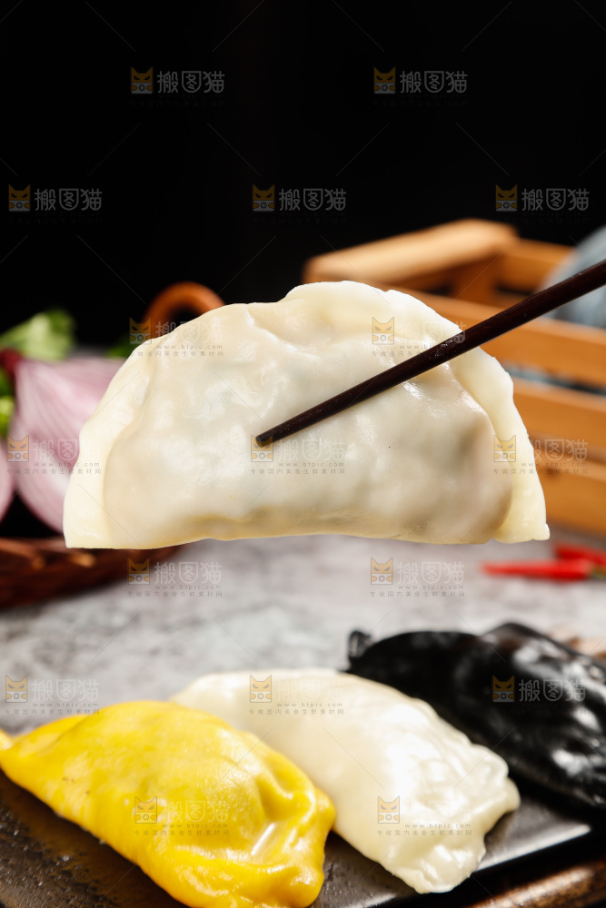 筷子上夹着鲅鱼大饺子