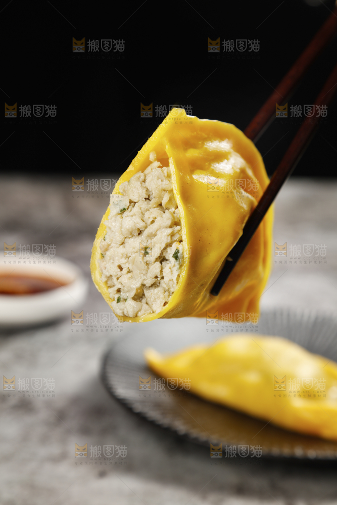 筷子上夹着黄花鱼大饺子