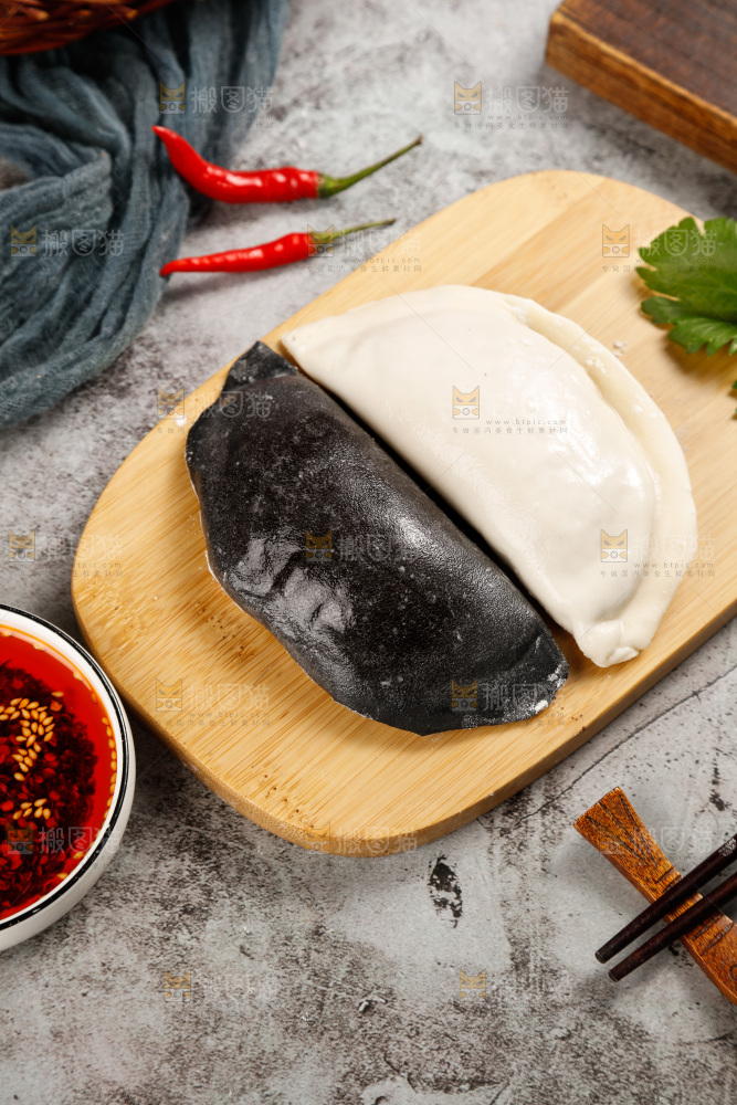 木板上放着的大饺子组合