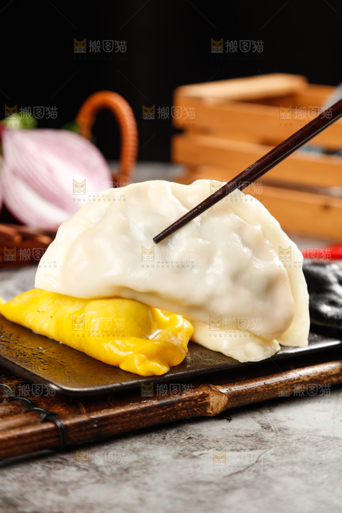 筷子上夹着鲅鱼大饺子