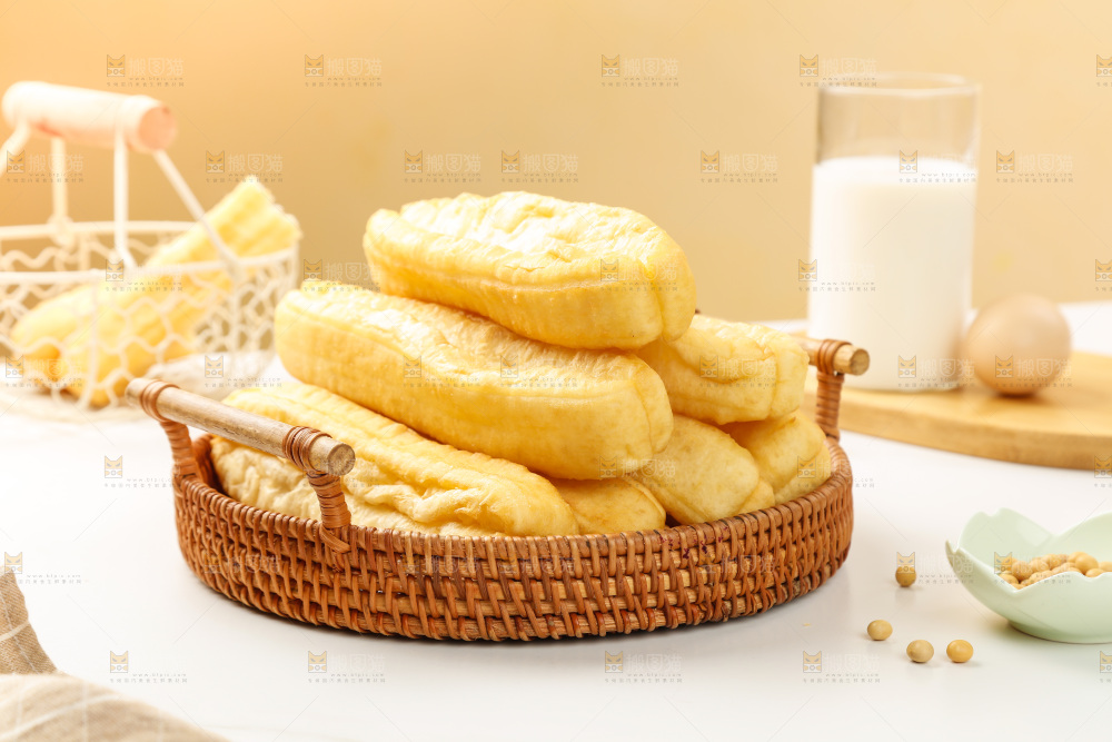 白底上的一篮小油条