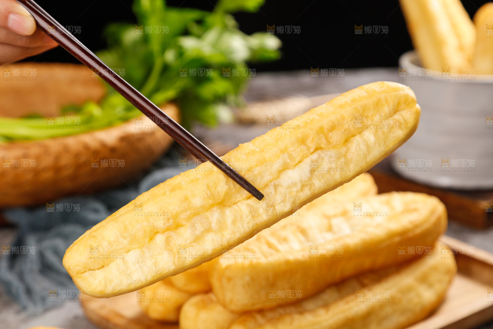 筷子上夹着炸油条